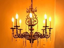 Kisah Wanita Jatuh Cinta dan Bertunangan dengan Tempat Lilin