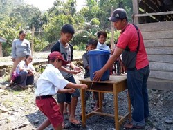 Kenalkan Sapriadi, Seorang Diri Mengajar SD di Pedalaman Sulawesi