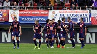 Sementara itu, kemenangan ini menciptakan sejarah bagi Eibar. Ini adalah kemenangan pertama Eibar melawan Madrid. Kemenangan yang amat indah karena Eibar menang dengan clean sheet. Foto: Reuters