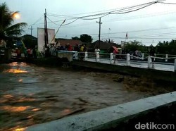 Banjir Bandang di Banyuwangi Akibatkan Dua Rumah Warga Hanyut