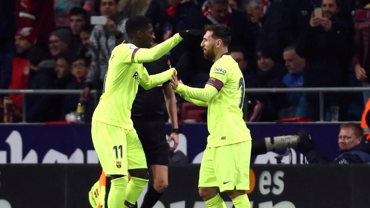 Pemain Barcelona Ousmane Dembele dan Lionel Messi. (Foto: Reuters)