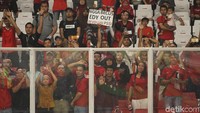 Salah satu protes yang dilayangkan masyarakat adalah mendesak Ketua Umum PSSI Edy Rahmayadi mundur dari jabatannya. Edy dinilai tidak becus memimpin PSSI, karena kini lebih sibuk mengurusi jabatan barunya yakni posisi Gubernur Sumatera Utara. (Foto: Rifkianto Nugroho/detikSport)