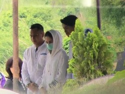 Cut Meyriska Bantah Hadiri Pemakaman Ibunda Roger Danuarta