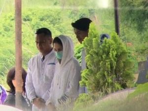 Cut Meyriska Bantah Hadiri Pemakaman Ibunda Roger Danuarta Cut Meyriska Bantah Hadiri Pemakaman Ibunda Roger Danuarta