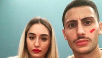 Sejumlah pemain juga mengunggah fotonya bersama pasangan di akun pribadi. Tak lupa coretan merah di pipi dan lipstik berwarna merah di bibir pasangannya. Foto: Instagram @rolly38