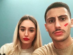 Sejumlah pemain juga mengunggah fotonya bersama pasangan di akun pribadi. Tak lupa coretan merah di pipi dan lipstik berwarna merah di bibir pasangannya. Foto: Instagram @rolly38