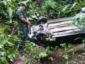 Mobil Masuk Jurang di Tasikmalaya, 2 Orang Terluka