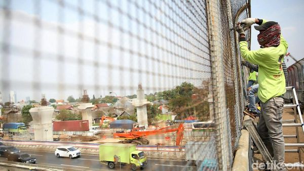 JPO Dipasangi Pagar Kawat untuk Cegah Teror Pelemparan Batu