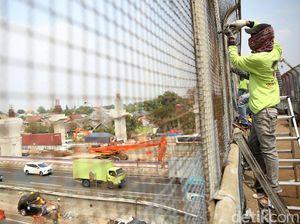 JPO Dipasangi Pagar Kawat untuk Cegah Teror Pelemparan Batu