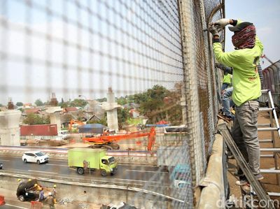 JPO Dipasangi Pagar Kawat untuk Cegah Teror Pelemparan Batu