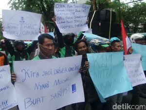 Tukang Ojek se-Lamongan Demo Tuntut Prabowo Hormati Profesi Ojek
