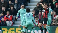 Di tengah ketatnya pertandingan, Arsenal mendapatkan angin segar setelah Jefferson Lerma membuat gol bunuh diri. Tim tamu unggul 1-0 di menit ke-30. (Foto: Dan Mullan/Getty Images)
