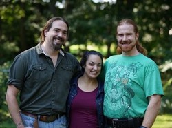 Kisah Cinta Ekstrem, Wanita Ini Hidup Bareng Suami dan Pacarnya