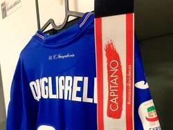 Dukungan terhadap kampanye ini juga diperlihatkan lewat ban kapten. Foto: Twitter @sampdoria