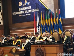 Unair Kukuhkan Harry Azhar Aziz sebagai Guru Besar Ilmu Ekonomi