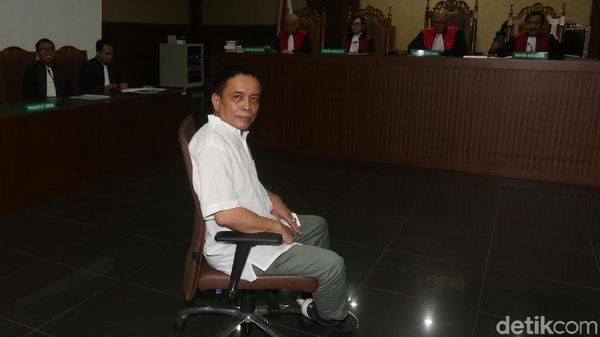 Ekspresi Irwandi Yusuf Saat Sidang Dakwaan