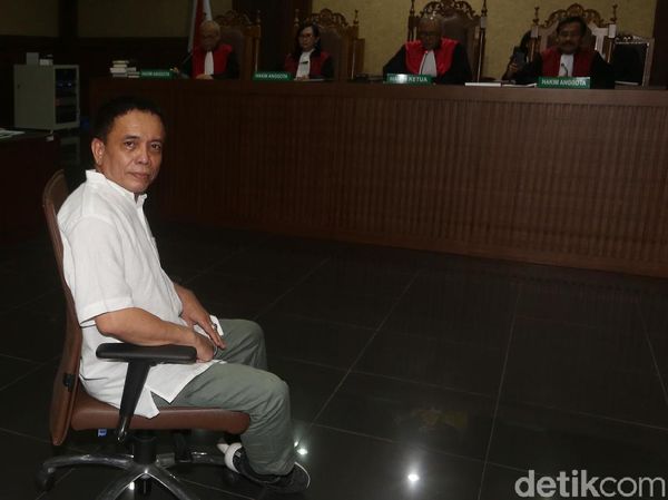 Ekspresi Irwandi Yusuf Saat Sidang Dakwaan