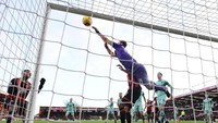 Bournemouth meningkatkan intensitas usai tertinggal lagi. Sebuah sepak pojok nyaris berbuah gol saat bola mengenai kaki Kolasinac dan mengarah ke pojok kanan atas gawang. Bernd Leno susah payah menepis bola. (Foto: Mike Hewitt/Getty Images)