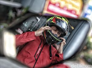 Pakai Peci Sunah tapi Naik Motor Pakai Helm Itu Wajib