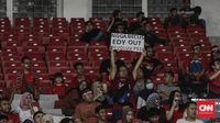 Suporter menyuarakan pelengseran Edy Rahmayadi dari kursi ketua umum PSSI dalam laga Timnas Indonesia melawan Filipina.