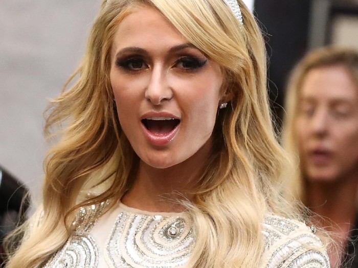 MELBOURNE, AUSTRALIA - NOVEMBER 23: Paris Hilton greets fans during the launch of Platinum Rush at Highpoint Shopping Centre on November 23, 2018 in Melbourne, Australia. (Photo by Robert Cianflone/Getty Images,)