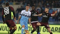 Bermain di Stadion Olimpico, Roma, Senin (26/11/2018) dinihari WIB, Lazio tampil sangat agresif. Menerapkan pressing tinggi, tuan rumah membuat Rossoneri kerepotan di sepanjang pertandingan. Paolo Bruno/Getty Images.