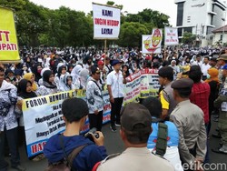 Ribuan Guru Honorer di Jember Tuntut Peningkatan Kesejahteraan