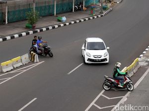 Viral Mobil Lawan Arah Berdalih Buru-buru Antar Anak Sekolah Viral Mobil Lawan Arah Berdalih Buru-buru Antar Anak Sekolah