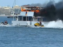 Cara Tak Biasa Pengendara Jet Ski Padamkan Kapal Terbakar