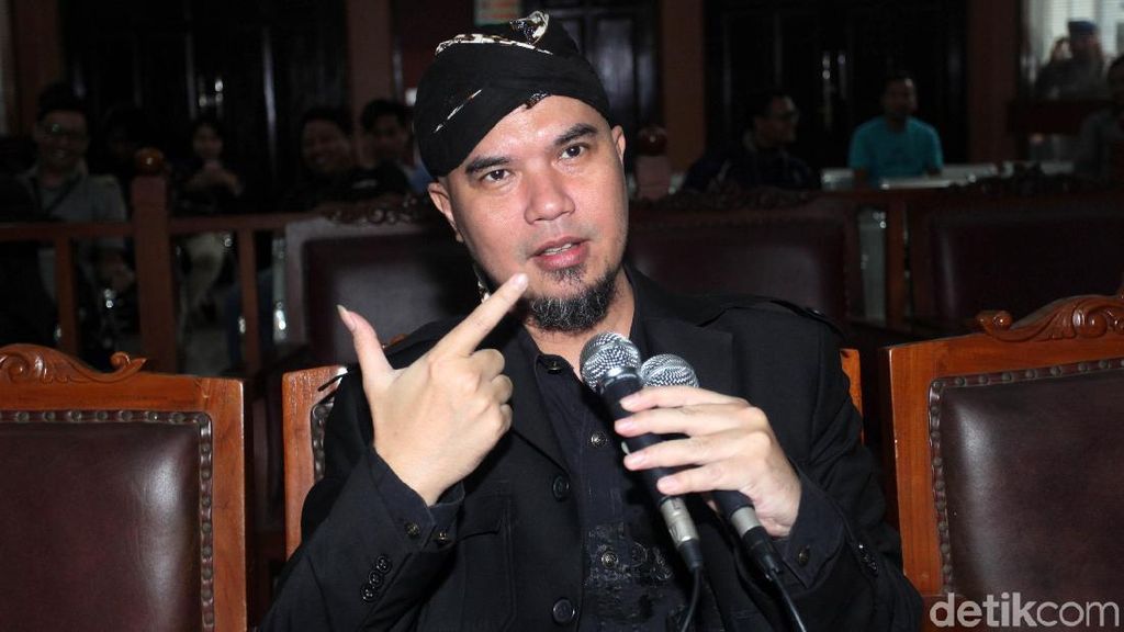 Momen Ahmad Dhani Nyanyi Bohemian Rhapsody Sebelum Sidang Tuntutan Momen Ahmad Dhani Nyanyi Bohemian Rhapsody Sebelum Sidang Tuntutan