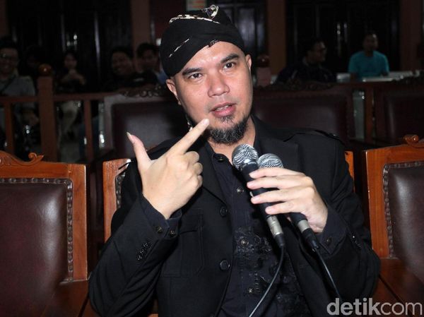 Momen Ahmad Dhani Nyanyi Bohemian Rhapsody Sebelum Sidang Tuntutan