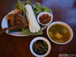 Nikmat! Melahap Ayam Bakar hingga Sop Kaki Sapi
