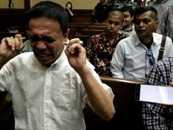 Gubernur Irwandi Copot Alat Bantu Dengar di Sidang Dakwaan