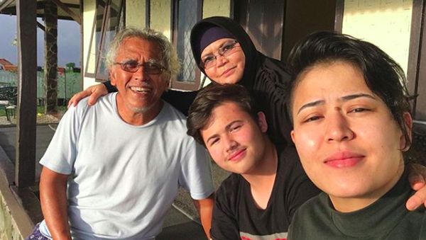 9 Potret Menyejukkan Musisi Legendaris Iwan Fals dan Keluarga