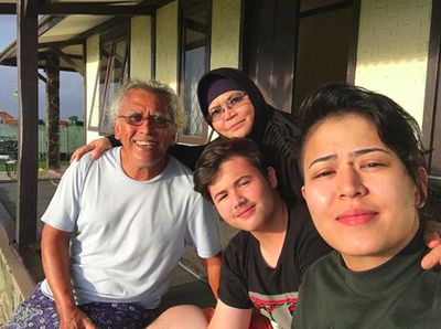 9 Potret Menyejukkan Musisi Legendaris Iwan Fals dan Keluarga