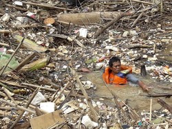 Pasukan Katak DLH Bekasi Angkut Sampah Bambu dari Bendungan Koja