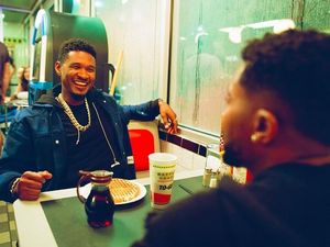 Serunya Usher Saat Makan Malam Bersama Teman hingga Sarapan Sereal