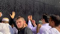Foto: Saat Khabib Nurmagomedov Menyentuh Kabah
