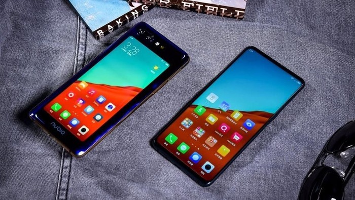 Nubia X, ponsel yang punya dua layar di depan dan belakang. Foto: Sina Mobile Nubia X, ponsel yang punya dua layar di depan dan belakang. Foto: Sina Mobile