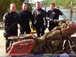 Polisi Temukan Harley-Davidson Dalam Laut, Punya Siapa Nih?