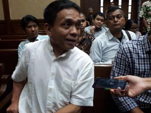 Video: Ekspresi Santai Irwandi Yusuf Diadili di Kasus Gratifikasi