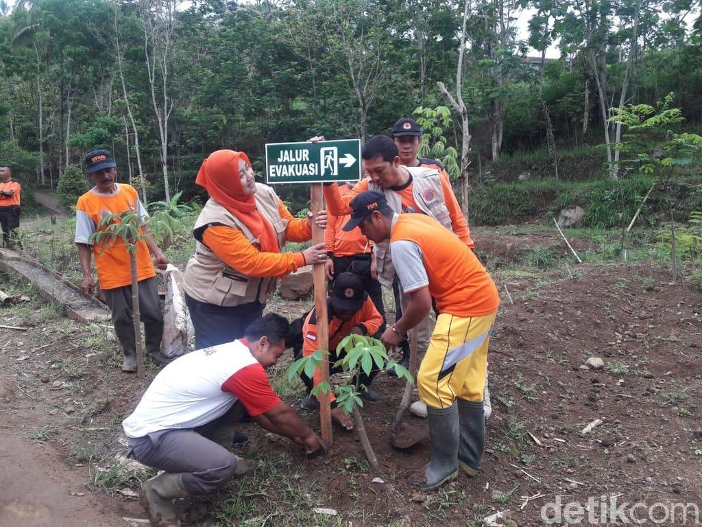Ribuan Bibit Pohon Ditanam Cegah Longsor di Ponorogo Ribuan Bibit Pohon Ditanam Cegah Longsor di Ponorogo