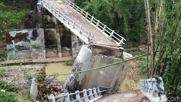 Jembatan di Bojonegoro Ini Ambruk Akibat Banjir Bandang