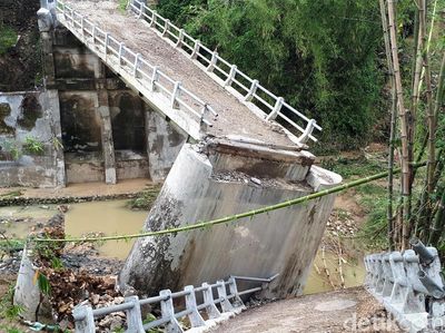 Jembatan di Bojonegoro Ini Ambruk Akibat Banjir Bandang