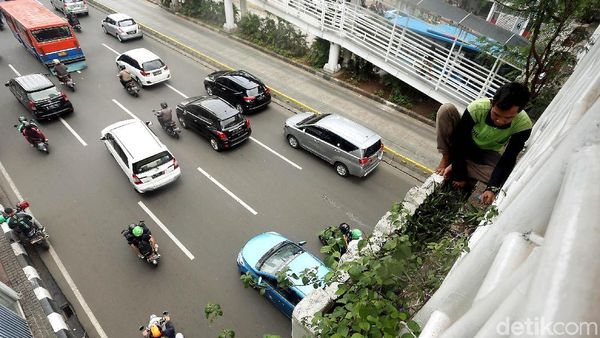 Aksi Berbahaya Bekerja Tanpa Alat Pelindung