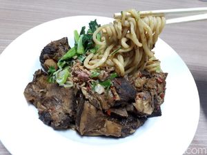 Siang Ini Paling Mantap Makan Lamian Iga Sapi dan Kwetiau Seafood
