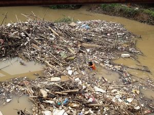 Jorok, Hamparan Sampah Bambu Kotori Bendungan Koja Bekasi