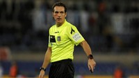 Pada laga tersebut seluruh pemain termasuk wasit mengecat wajahnya dengan warna merah sebagai kampanye menolak kekerasan terhadap perempuan. Marco Rosi/Getty Images.