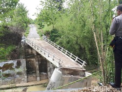 Ambruk Diterjang Banjir Bandang, Jembatan Darurat Segera Dibangun