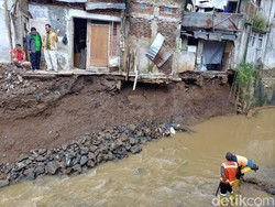 Kirmir Ambrol, Penghuni 5 Rumah Pinggir Sungai Cidurian Mengungsi